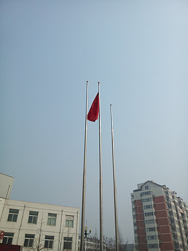 病院前には国旗が掲揚されています